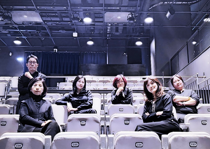 ▲ 연극 <보도지침> 낭독대회에 출연하는 소셜드라마클럽 멤버들(왼쪽에서 4번째 강윤주 교수)